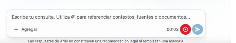 Barra de chat de Ariel con el micrófono activo grabando una instrucción por voz.